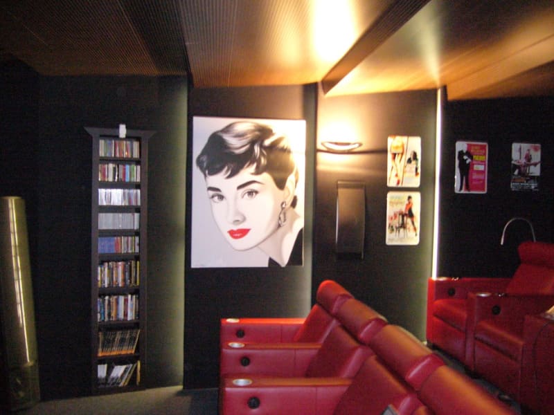 audio cine en casa butacas rojas