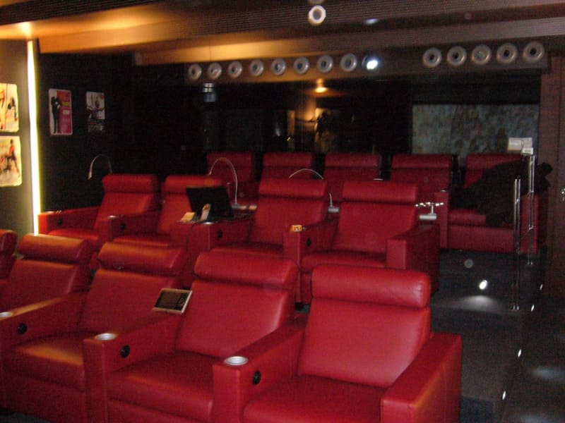 cine en casa butacas rojas