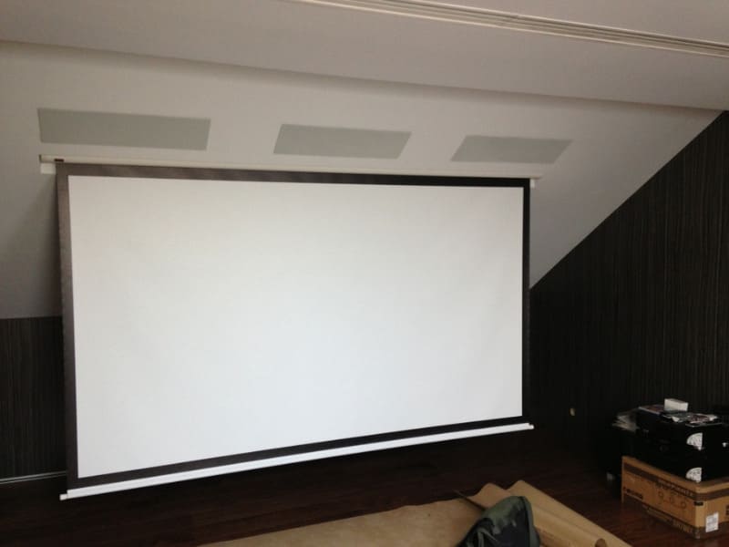 pantalla cine en buhardilla