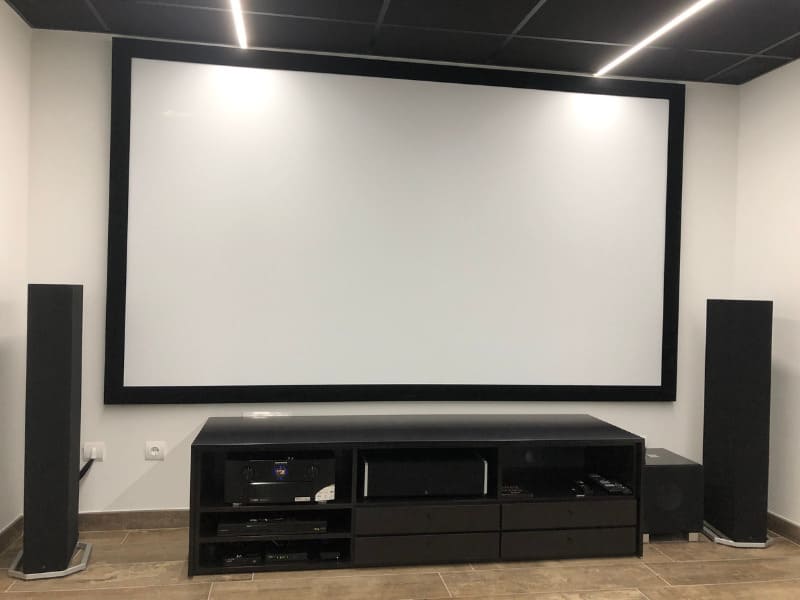 pantalla cine en casa butacas negras