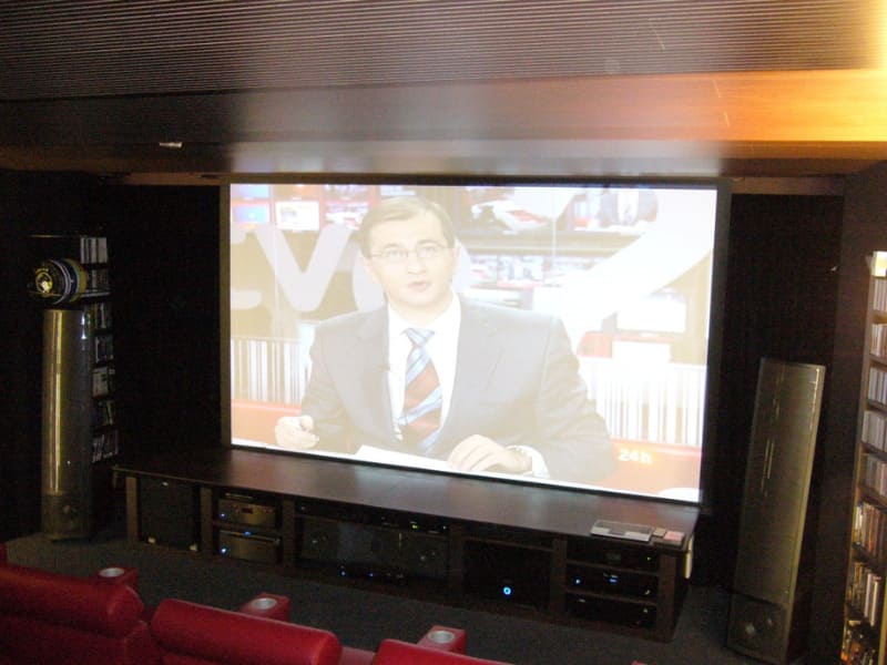 pantalla cine en casa butacas rojas