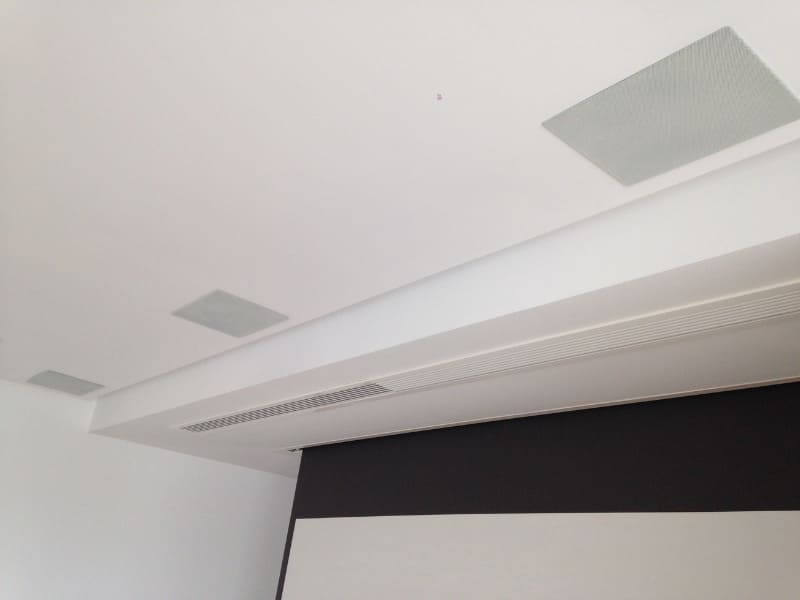 pantalla motorizada salon integrado