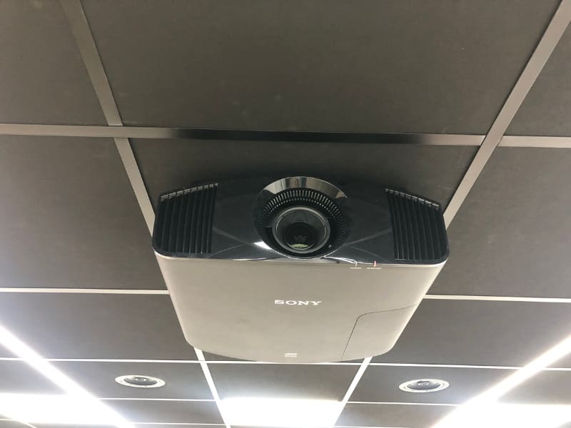 proyector cine en casa butacas negras