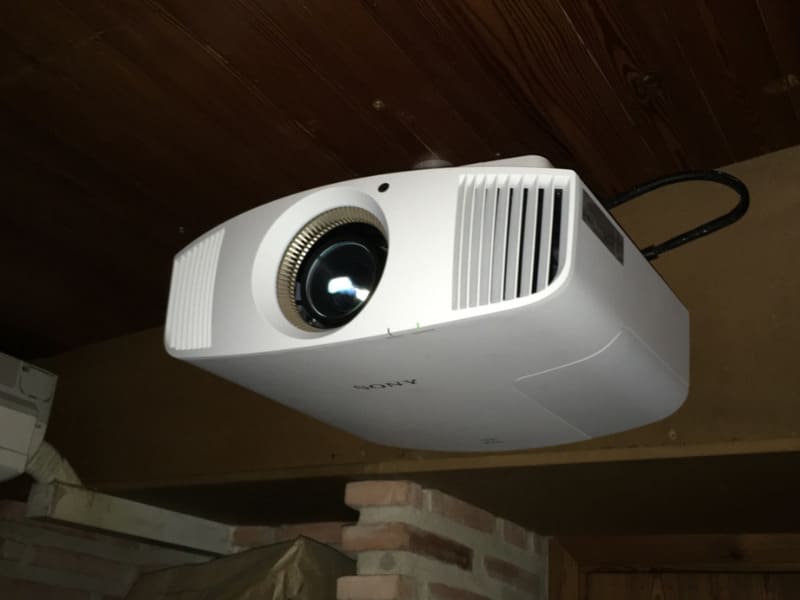 proyector pantalla sala de audicion