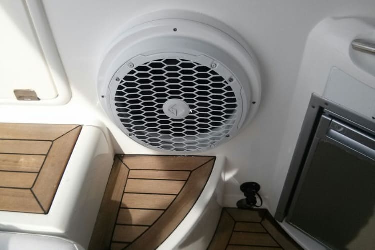 subwoofer lancha sunseeker